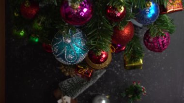 Tebrik sezon kavramı. Dekoratif ışık ve 4 k (Uhd yağan kar ile büyük Noel ağacı süsler kadeh gimbal)