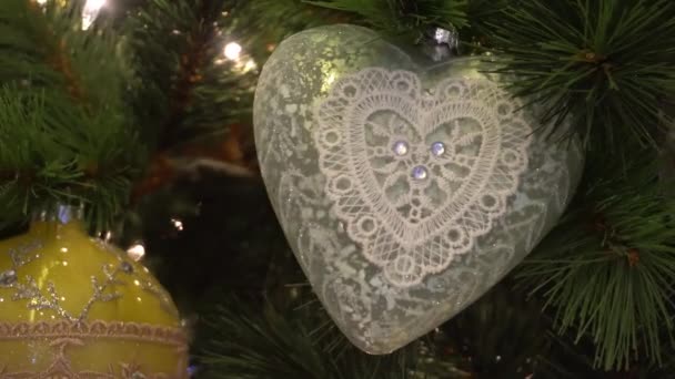 Gimbal Adornos Gran Árbol Navidad Con Luz Decorativa Caída Nieve — Vídeo de stock