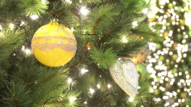 Concetto Stagione Saluto Colpo Ornamenti Grande Albero Natale Con Luce — Video Stock