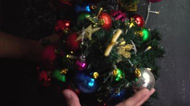 Tebrik sezon kavramı. Dekoratif ışık ve 4 k (Uhd yağan kar ile büyük Noel ağacı süsler kadeh gimbal)