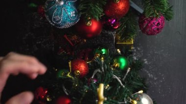 Tebrik sezon kavramı. El ayarı Noel ağacı ve süslemeleri ile sunar ve masada beyaz tahta yukarıdan yağan kar 4 k (Uhd süsler)