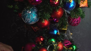 Tebrik sezon kavramı. El ayarı Noel ağacı ve süslemeleri ile sunar ve masada beyaz tahta yukarıdan yağan kar 4 k (Uhd süsler)