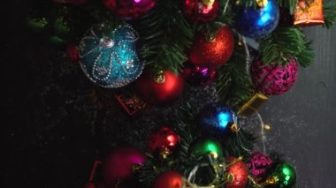 Tebrik sezon kavramı. El ayarı Noel ağacı ve süslemeleri ile sunar ve masada beyaz tahta yukarıdan yağan kar 4 k (Uhd süsler)