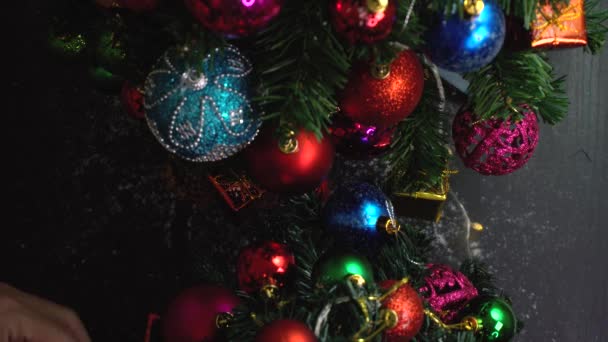 Groet Seizoen Concept Hand Instelling Kerstboom Decoraties Met Ornamenten Witte — Stockvideo