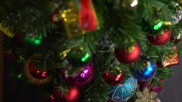 Grußsaisonkonzept Hand Gestellter Weihnachtsbaum Und Dekoration Mit Geschenken Und Ornamenten — Stockvideo