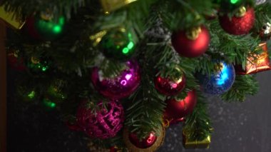 Tebrik sezon kavramı. El ayarı Noel ağacı ve süslemeleri ile sunar ve masada beyaz tahta yukarıdan yağan kar 4 k (Uhd süsler)