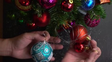 Tebrik sezon kavramı. El ayarı Noel ağacı ve süslemeleri ile sunar ve masada beyaz tahta yukarıdan yağan kar 4 k (Uhd süsler)