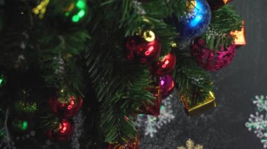 Tebrik sezon kavramı. El ayarı Noel ağacı ve süslemeleri ile sunar ve masada beyaz tahta yukarıdan yağan kar 4 k (Uhd süsler)