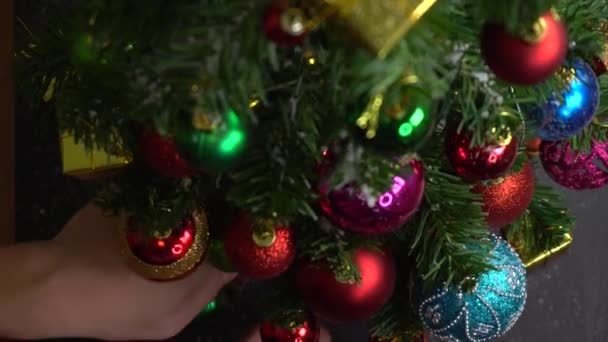 Groet Seizoen Concept Hand Instelling Kerstboom Decoraties Met Ornamenten Witte — Stockvideo