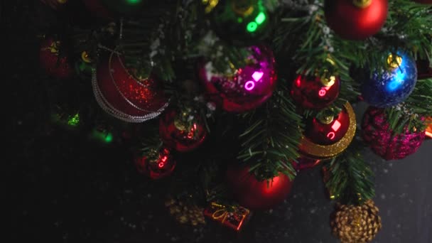 グリーティング シーズン コンセプト 手設定クリスマス ツリーや装飾品のプレゼントし Uhd 雪の上から白の木製テーブルの上の装飾 — ストック動画