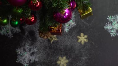 Tebrik sezon kavramı. El ayarı Noel ağacı ve süslemeleri ile sunar ve masada beyaz tahta yukarıdan yağan kar 4 k (Uhd süsler)