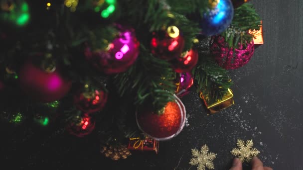 Concepto Temporada Saludo Ajuste Mano Del Árbol Navidad Decoraciones Con — Vídeos de Stock