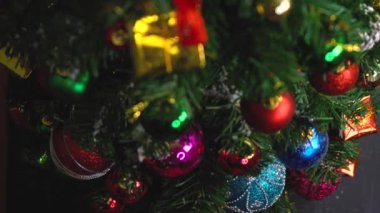 Tebrik sezon kavramı. El ayarı Noel ağacı ve süslemeleri ile sunar ve masada beyaz tahta yukarıdan yağan kar 4 k (Uhd süsler)