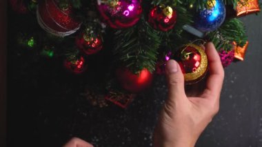 Tebrik sezon kavramı. El ayarı Noel ağacı ve süslemeleri ile sunar ve masada beyaz tahta yukarıdan yağan kar 4 k (Uhd süsler)