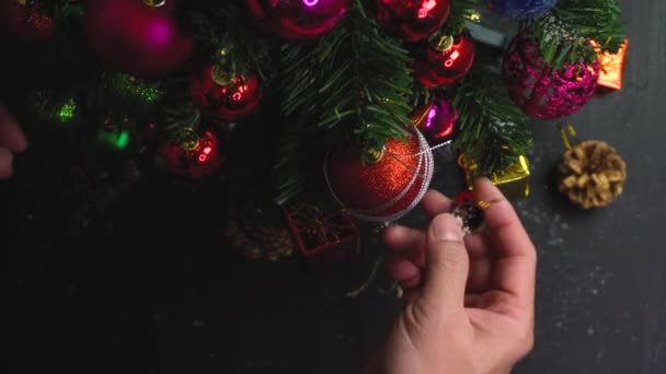 Grußsaisonkonzept Hand Gestellter Weihnachtsbaum Und Dekoration Mit Geschenken Und Ornamenten — Stockvideo