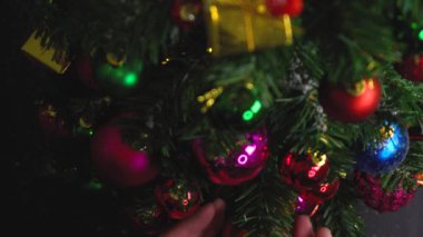 Tebrik sezon kavramı. El ayarı Noel ağacı ve süslemeleri ile sunar ve masada beyaz tahta yukarıdan yağan kar 4 k (Uhd süsler)