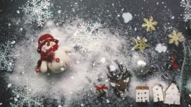 Tebrik sezon kavramı. Noel ağacı ve süslemeleri ile el ayarı sunar ve masada beyaz tahta yukarıdan yağan kar 4 k (Uhd süsler)