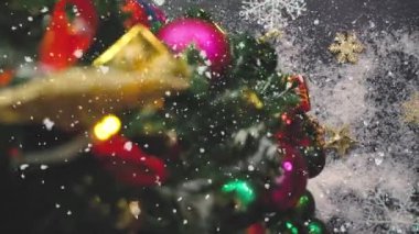 Tebrik sezon kavramı. Noel ağacı ve süslemeleri ile el ayarı sunar ve masada beyaz tahta yukarıdan yağan kar 4 k (Uhd süsler)