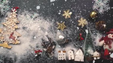 Tebrik sezon kavramı. Noel ağacı ve süslemeleri ile el ayarı sunar ve masada beyaz tahta yukarıdan yağan kar 4 k (Uhd süsler)