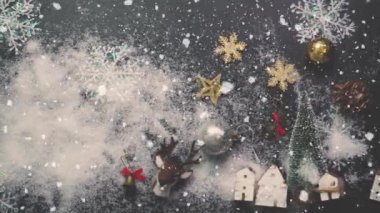 Tebrik sezon kavramı. Noel ağacı ve süslemeleri ile el ayarı sunar ve masada beyaz tahta yukarıdan yağan kar 4 k (Uhd süsler)