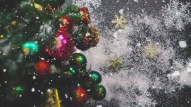 Tebrik sezon kavramı. Noel ağacı ve süslemeleri ile el ayarı sunar ve masada beyaz tahta yukarıdan yağan kar 4 k (Uhd süsler)