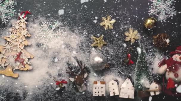 问候季节概念 圣诞树和装饰品的手设置与礼物和装饰品在白色木桌从上面以下落的雪在 Uhd — 图库视频影像