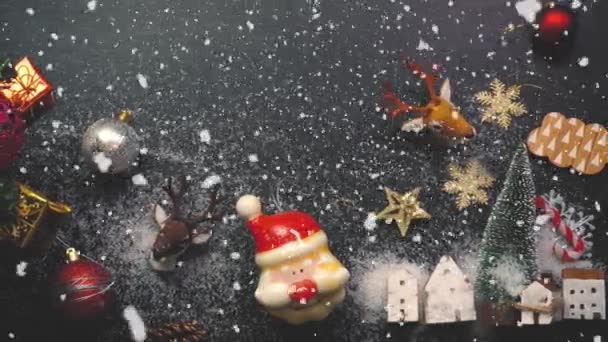 グリーティング シーズン コンセプト クリスマス ツリーや装飾の手の設定は Uhd 雪の上から白の木製テーブルの上の装飾 — ストック動画