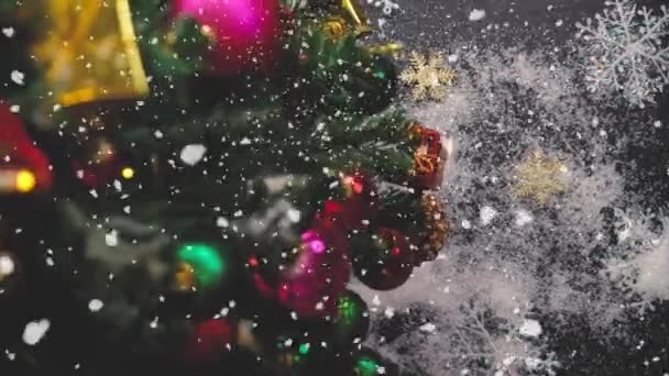 Grußsaisonkonzept Hand Setzen Von Weihnachtsbaum Und Dekoration Mit Geschenken Und — Stockvideo