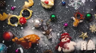 Tebrik sezon kavramı. Noel ağacı ve süslemeleri ile el ayarı sunar ve masada beyaz tahta yukarıdan yağan kar 4 k (Uhd süsler)