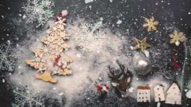 Tebrik sezon kavramı. Noel ağacı ve süslemeleri ile el ayarı sunar ve masada beyaz tahta yukarıdan yağan kar 4 k (Uhd süsler)