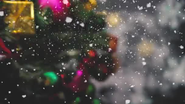 Pozdravem sezóny koncept. Ruční nastavení vánoční stromek a ozdoby s dárky a ozdoby na bílé dřevo stůl z výšky s padajícím sněhem v rozlišení 4k (Uhd)