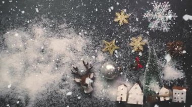 Tebrik sezon kavramı. Noel ağacı ve süslemeleri ile el ayarı sunar ve masada beyaz tahta yukarıdan yağan kar 4 k (Uhd süsler)