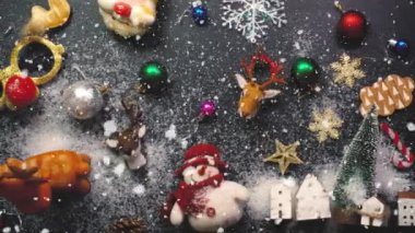 Tebrik sezon kavramı. Noel ağacı ve süslemeleri ile el ayarı sunar ve masada beyaz tahta yukarıdan yağan kar 4 k (Uhd süsler)