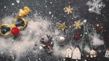 Tebrik sezon kavramı. Noel ağacı ve süslemeleri ile el ayarı sunar ve masada beyaz tahta yukarıdan yağan kar 4 k (Uhd süsler)