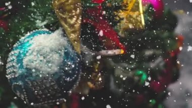 Tebrik sezon kavramı. Noel ağacı ve süslemeleri ile el ayarı sunar ve masada beyaz tahta yukarıdan yağan kar 4 k (Uhd süsler)