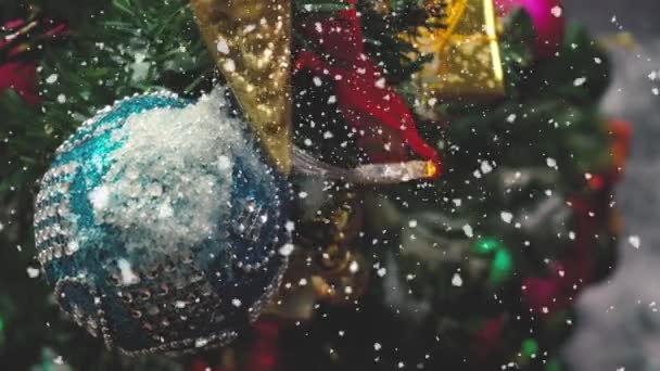 グリーティング シーズン コンセプト クリスマス ツリーや装飾の手の設定は Uhd 雪の上から白の木製テーブルの上の装飾 — ストック動画