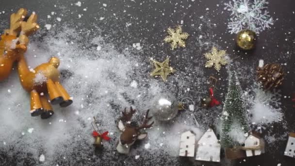 Tebrik Sezon Kavramı Noel Ağacı Süslemeleri Ile Ayarı Sunar Masada — Stok video