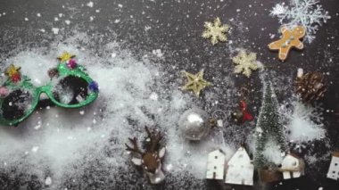 Tebrik sezon kavramı. Noel ağacı ve süslemeleri ile el ayarı sunar ve masada beyaz tahta yukarıdan yağan kar 4 k (Uhd süsler)