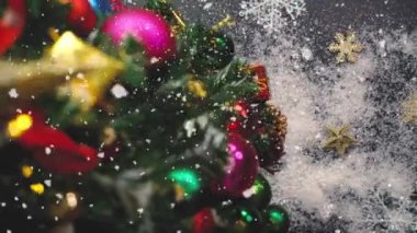 Tebrik sezon kavramı. Noel ağacı ve süslemeleri ile el ayarı sunar ve masada beyaz tahta yukarıdan yağan kar 4 k (Uhd süsler)