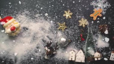 Tebrik sezon kavramı. Noel ağacı ve süslemeleri ile el ayarı sunar ve masada beyaz tahta yukarıdan yağan kar 4 k (Uhd süsler)