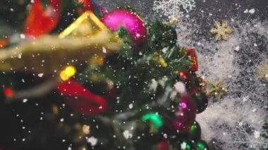 Tebrik sezon kavramı. Noel ağacı ve süslemeleri ile el ayarı sunar ve masada beyaz tahta yukarıdan yağan kar 4 k (Uhd süsler)