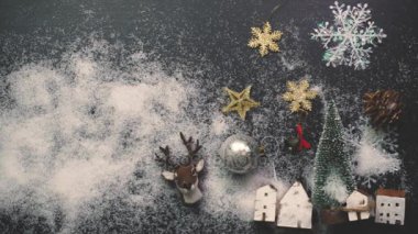 Tebrik sezon kavramı. Noel ağacı ve süslemeleri ile el ayarı sunar ve masada beyaz tahta yukarıdan yağan kar 4 k (Uhd süsler)