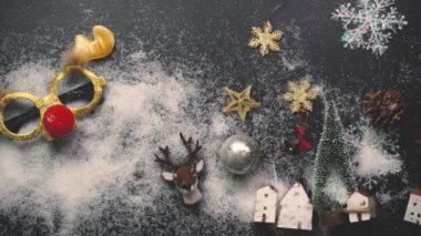 Tebrik sezon kavramı. Noel ağacı ve süslemeleri ile el ayarı sunar ve masada beyaz tahta yukarıdan yağan kar 4 k (Uhd süsler)