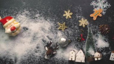 Tebrik sezon kavramı. Noel ağacı ve süslemeleri ile el ayarı sunar ve masada beyaz tahta yukarıdan yağan kar 4 k (Uhd süsler)