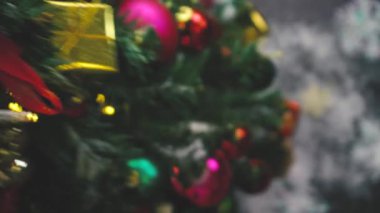 Tebrik sezon kavramı. Noel ağacı ve süslemeleri ile el ayarı sunar ve masada beyaz tahta yukarıdan yağan kar 4 k (Uhd süsler)