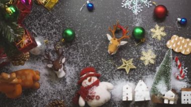 Tebrik sezon kavramı. Noel ağacı ve süslemeleri ile el ayarı sunar ve masada beyaz tahta yukarıdan yağan kar 4 k (Uhd süsler)