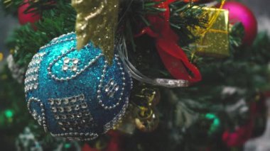 Tebrik sezon kavramı. Noel ağacı ve süslemeleri ile el ayarı sunar ve masada beyaz tahta yukarıdan yağan kar 4 k (Uhd süsler)