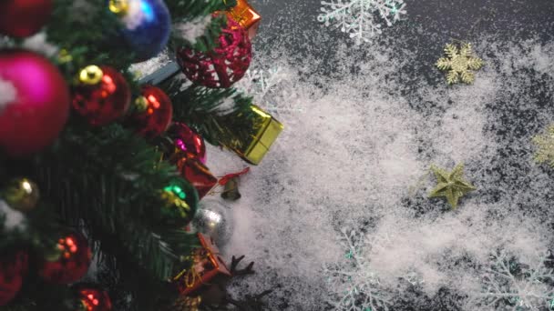 Tebrik Sezon Kavramı Noel Ağacı Süslemeleri Ile Ayarı Sunar Masada — Stok video