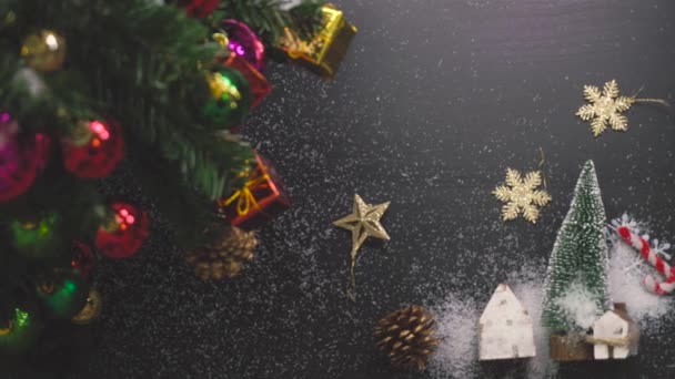 인사말 개념입니다 크리스마스 트리와 장식으로의 설정과 Uhd에에서 위에서 테이블에 장식품 — 비디오