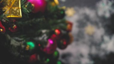 Tebrik sezon kavramı. Noel ağacı ve süslemeleri ile el ayarı sunar ve masada beyaz tahta yukarıdan yağan kar 4 k (Uhd süsler)